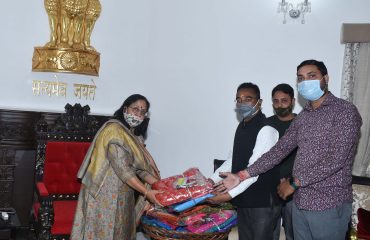 राज्यपाल ने निर्धन बालिकाओं के विवाह के लिये साड़ियाँ प्रेषित की।