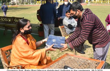 श्रमिकों को वस्त्र वितरित किये