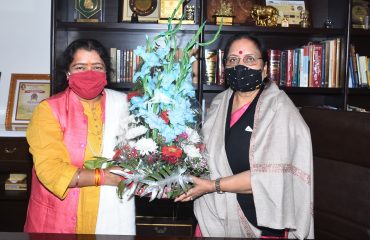 डॉ. (सुश्री) स्वराज विद्धान ने राज्यपाल से की शिष्टाचार भेंट