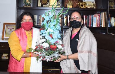 डॉ. (सुश्री) स्वराज विद्धान ने राज्यपाल से की शिष्टाचार भेंट