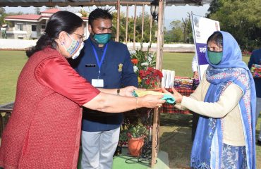 राजभवन में जरूरतमंद महिलाओं हेतु साड़ी बैंक का शुभारम्भ किया