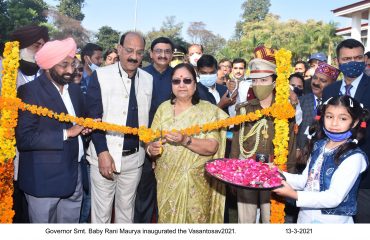 राज्यपाल ने रिबन और गुब्बारों को काटकर पुष्प प्रदर्शनी का उद्घाटन किया।