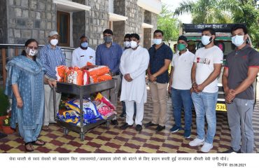 राज्यपाल ने जरूरतमंद लोगों के लिए खाद्यान सामग्री से भरे वाहनों को राजभवन से रवाना किया।