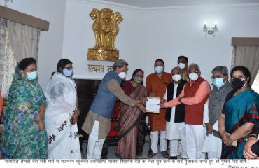 Shri Pushkar Singh Dhami meeting the Governor at Rajbhwan