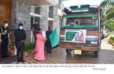 Governor flagged off the medical kit being sent by the Hons Foundation and Shri Bhole Ji Maharaj from Rajbhawan.