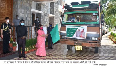 Governor flagged off the medical kit being sent by the Hons Foundation and Shri Bhole Ji Maharaj from Rajbhawan.