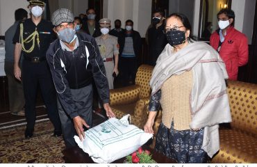 राज्यपाल ने बोट, रिक्शा एवं घोड़ा चालकों को राहत सामग्री वितरित की