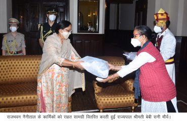 राज्यपाल ने राजभवन नैनीताल के कम आय वर्ग के कार्मिकों को राहत सामग्री वितरण की