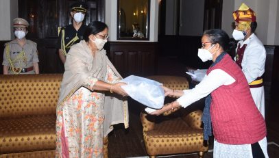 Governor distributed relief material to the low income group employees of Raj Bhavan Nainital.