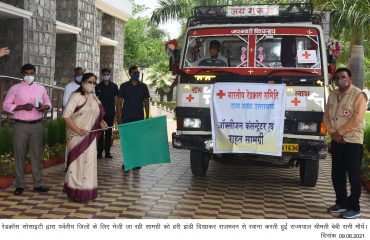 राज्यपाल ने पर्वतीय जिलों के लिए भेजी जा रही सामग्री को हरी झंडी दिखाकर रवाना किया।