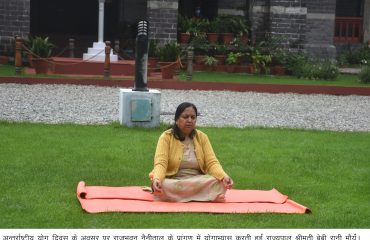 राज्यपाल ने ‘अन्तर्राष्ट्रीय योग दिवस’ के अवसर पर आयोजित कार्यक्रम में योगाभ्यास किया