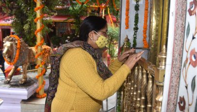 Governor reached Naina Devi Temple, Nainital and offered prayers and wished for the prosperity of the state.
