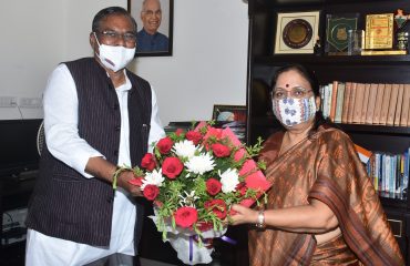 राज्यपाल से राजभवन में श्री फग्गन सिंह कुलस्ते, केन्द्रीय इस्पात एवं ग्रामीण विकास राज्यमंत्री, भारत सरकार ने शिष्टाचार भेंट की।