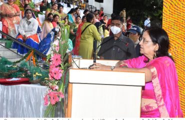 पुलिस लाइन में हरियाली तीज के अवसर पर आयोजित कार्यक्रम को संबोधित करते हुए राज्यपाल।