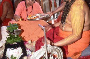 Governor offering prayers at Kali Temple Chandighat, Haridwar on Monday.