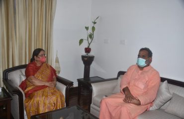 Cabinet Minister Swami Yatheeshwarananda paying a courtesy call on the Governor.