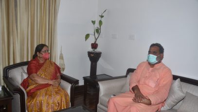 Cabinet Minister Swami Yatheeshwarananda paying a courtesy call on the Governor.