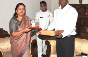 राज्यपाल की विदाई में सचिव श्री संत ने श्रीमती मौर्य को स्मृति चिन्ह भेंट किया