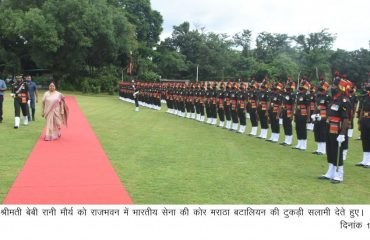 राज्यपाल श्रीमती मौर्य को राजभवन में भारतीय सेना की कोर मराठा बटालियन की टुकड़ी ने सलामी दी