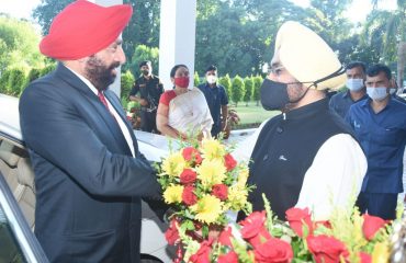 Chief Secretary Shri S S Sandhu welcomed the newly appointed Governor of Uttarakhand Lt. Gen. (Retd.) Gurmeet Singh's at Rajbhawan