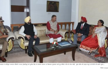 श्री गणेश जोशी और श्री अशोक कुमार ने राजभवन में उत्तराखंड के नवनियुक्त राज्यपाल लेफ्टिनेंट जनरल (सेवानिवृत्त) गुरमीत सिंह से मुलाकात की।
