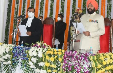 उत्तराखण्ड के नव नियुक्त राज्यपाल लेफ्टिनेंट जनरल (सेवानिवृत) श्री गुरमीत सिंह को राज्यपाल पद की शपथ दिलाते हुए मुख्य न्यायाधीश जस्टिस राघवेंद्र सिंह चौहान।