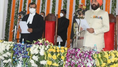 उत्तराखण्ड के नव नियुक्त राज्यपाल लेफ्टिनेंट जनरल (सेवानिवृत) श्री गुरमीत सिंह को राज्यपाल पद की शपथ दिलाते हुए मुख्य न्यायाधीश जस्टिस राघवेंद्र सिंह चौहान।