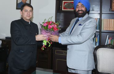 राज्यपाल से शिष्टाचार मुलाकात करते हुए महानिदेशक, सूचना एवं लोक सम्पर्क विभाग, श्री रणवीर सिंह चौहान।