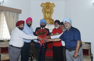 Chairman of Shri Gurudwara Sahib Racecourse Shri Balbeer Singh Sahni and other members called on Governor Lieutenant General (Retired) Shri Gurmit Singh at Raj Bhawan.