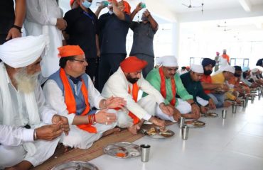 Governor and Chief Minister of the state, receiving Prasad while sitting in the langar, at Gurdwara Sahib Nanakmatta.