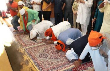 After reaching Gurdwara Sahib Nanakmatta, the Governor and Chief Minister paying their respects.