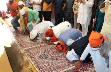 After reaching Gurdwara Sahib Nanakmatta, the Governor and Chief Minister paying their respects.