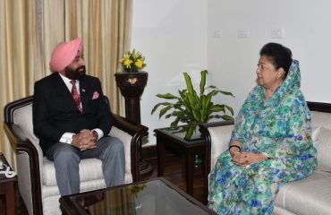 Member of parliament Smt. Malarajlaxmi Shah called on Governor Lieutenant General (Retired) Shri Gurmit Singh at Rajbhawan