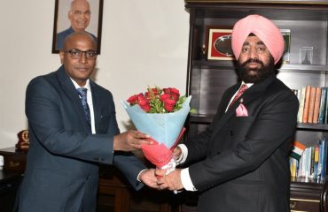 Chief resident commissioner Shri Purushotam called on Governor Lieutenant General (Retired) Shri Gurmit Singh at Rajbhawan