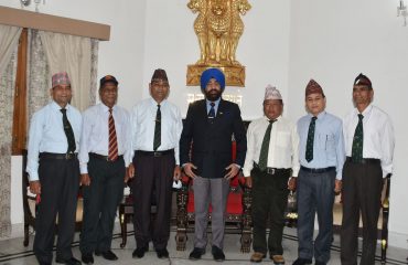 राजभवन में, राज्यपाल लेफ्टिनेंट जनरल श्री गुरमीत सिंह (से.नि) से शिष्टाचार भेंट करते हुए कैप्टन एम.वी.अधिकारी एवं अन्य।