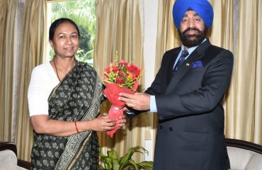 Additional Chief Secretary Smt. Radha Raturi called on Governor Lieutenant General (Retired) Shri Gurmit Singh at Raj Bhawan.