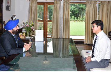 IG Intelligence and Information Shri Sanjay Gunjyal called on Governor Lieutenant General (Retired) Shri Gurmit Singh at Rajbhawan