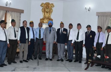 25-09-2021:राजभवन में, राज्यपाल लेफ्टिनेंट जनरल श्री गुरमीत सिंह(से.नि) से शिष्टाचार भेंट करते हुए भूतपूर्व सैनिक प्रतिनिधिमंडल के सदस्य।