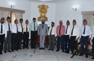 25-09-2021:राजभवन में, राज्यपाल लेफ्टिनेंट जनरल श्री गुरमीत सिंह(से.नि) से शिष्टाचार भेंट करते हुए भूतपूर्व सैनिक प्रतिनिधिमंडल के सदस्य।