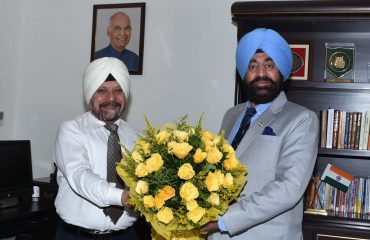 25-09-2021:राजभवन में, राज्यपाल लेफ्टिनेंट जनरल श्री गुरमीत सिंह(से.नि) से शिष्टाचार भेंट करते हुए एमडी पूर्व सैनिक कल्याण निगम ब्रिगेडियर पी.पी.एस पाहवा।