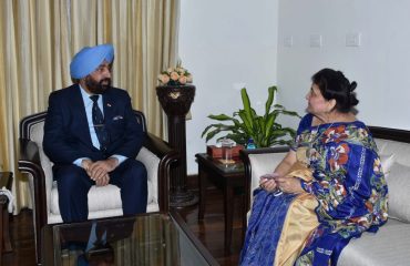 राजभवन में, राज्यपाल लेफ्टिनेंट जनरल श्री गुरमीत सिंह (सेवानिवृत्त) से शिष्टाचार भेंट करती हुईं सामाजिक न्याय एवं सशक्तिकरण मंत्री, हिमाचल प्रदेश सरकार श्रीमती सरवीन चौधरी।