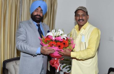25-09-2021:Shri Puran Singh Fartyal MLA Lohaghat made courtesy call on Governor Lieutenant General (Retired) Shri Gurmit Singh at Raj Bhawan.