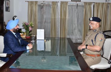 आई. जी. श्री अमित सिन्हा ने राजभवन में गवर्नर लेफ्टिनेंट जनरल (सेवानिवृत्त) गुरमीत सिंह से मुलाकात की।