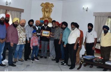 Chairman Shri Gurdeep Singh Sahota and Representatives of Uttarakhand Sikh Co-ordination committee called on Governor