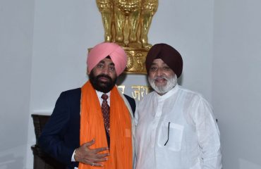 The Manager, Gurdwara Hemkund Sahib, Shri Narendrajit Singh called on the Governor