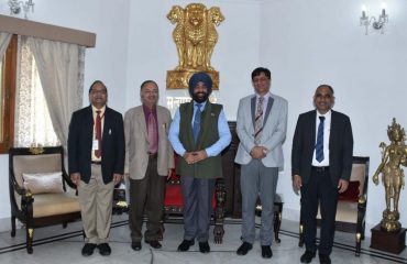 राज्यपाल लेफ्टिनेंट जनरल श्री गुरमीत सिंह (से नि) से राजभवन में शिष्टाचार भेंट करते हुए सरदार भगवान सिंह यूनिवर्सिटी, देहरादून के कुलपति प्रो0 आर.के.सिंह व उनके साथ आए प्रतिनिधि।