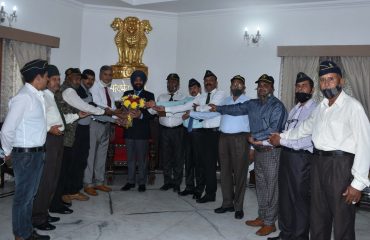 राज्यपाल लेफ्टिनेंट जनरल श्री गुरमीत सिंह (से नि) से राजभवन में शिष्टाचार भेंट करते हुए भूतपूर्व सैनिक प्रतिनिधिमंडल।