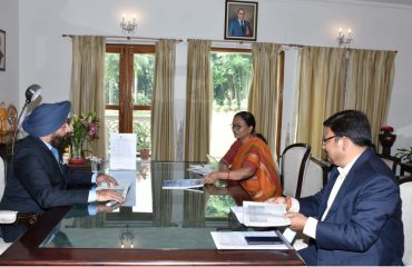 Additional Chief Secretary Smt Radha Raturi and Secretary (incharge) higher education Shri Dipendera Kumar Chaudhary called on Governor Lieutenant General (Retired) Gurmit Singh at Raj Bhawan