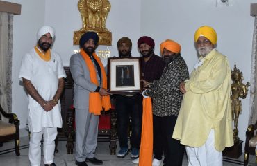 Representatives led by vice Chairperson of Uttar Pardesh Panjabi Academy Shri Gurvinder singh Chhabra called on Governor