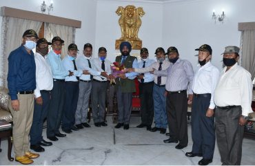 राज्यपाल लेफ्टिनेंट जनरल श्री गुरमीत सिंह (से नि) से राजभवन में शिष्टाचार भेंट करते हुए भूतपूर्व सैनिक प्रतिनिधिमंडल।
